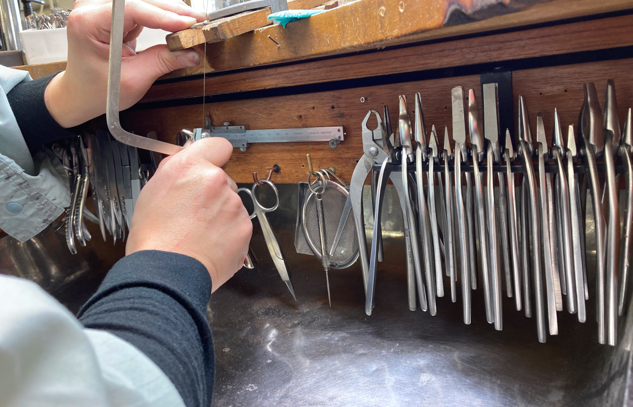 ジュエリーを手作りする様子