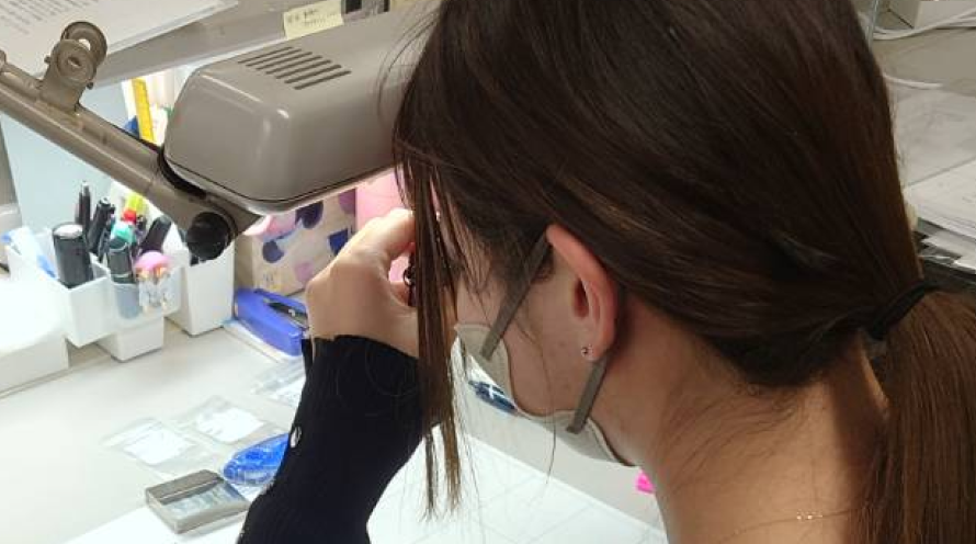 ジュエリーを手作りする様子