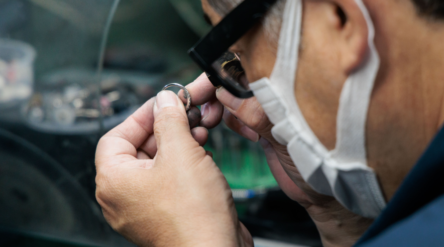 ジュエリーを研磨する様子