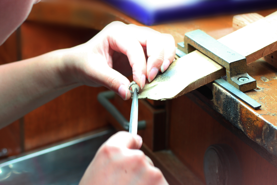 図面を手書きする様子