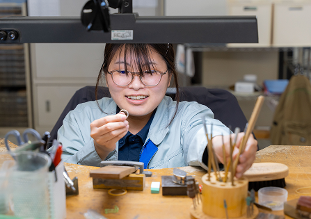 ジュエリーを手作りする様子