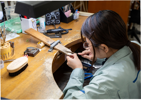 ジュエリーを手作りする様子