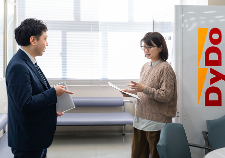 社員と話す様子