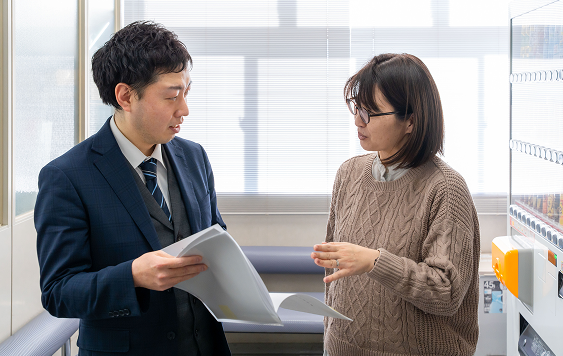 社員と話す様子