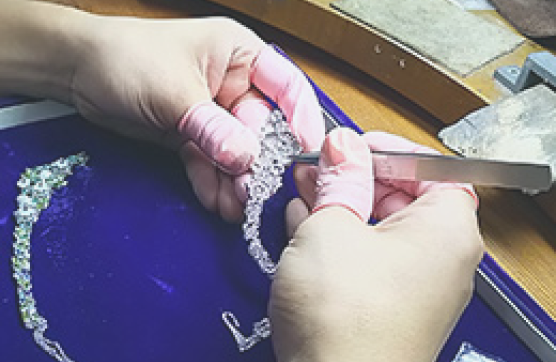 ジュエリーを制作する様子